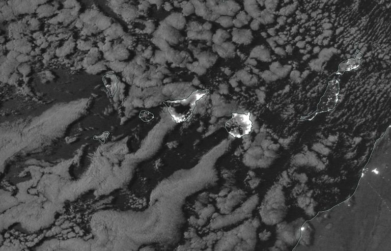 Imágenes nocturnas del satélite Suomi-NPP sobre zonas de España: noche del 30 de enero para Península y Baleares, arriba, y noche del 27 de enero de 2018 para Canarias. Fuente: NASA Imágenes nocturnas del satélite Suomi-NPP sobre zonas de España: noche del 30 de enero para Península y Baleares, arriba, y noche del 27 de enero de 2018 para Canarias. Fuente: NASA