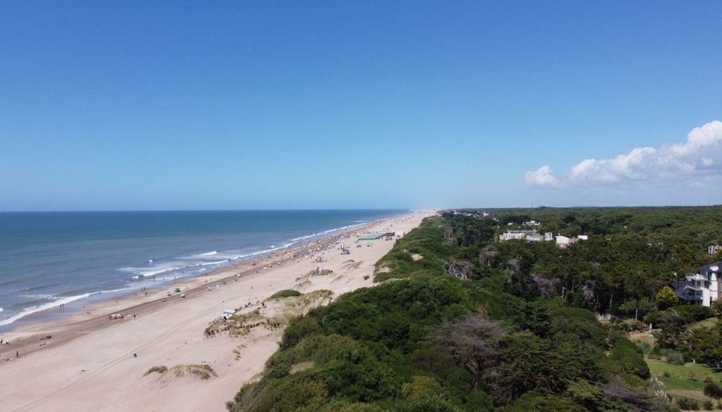 Mar de las Pampas: la joya de la costa bonaerense que ofrece bosque, médanos y bienestar junto al mar