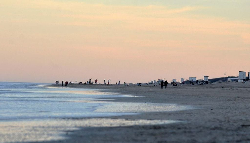 Mar de las Pampas se encuentra 8 kilómetros al sur de Villa Gesell y a unos 350 kilómetros al sudeste de la ciudad de Buenos Aires.