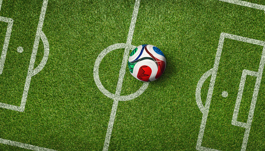 El pasto de una cancha no solo debe verse verde, también debe resistir pisadas, barridas y cambios del tiempo sin perder firmeza.