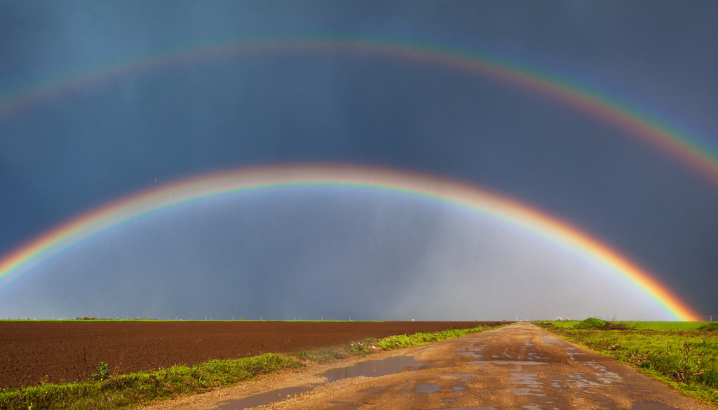 La banda más oscura entre un arcoíris primario y secundario es llamada banda de Alejandro, en honor a un filósofo griego que la describió por primera vez.