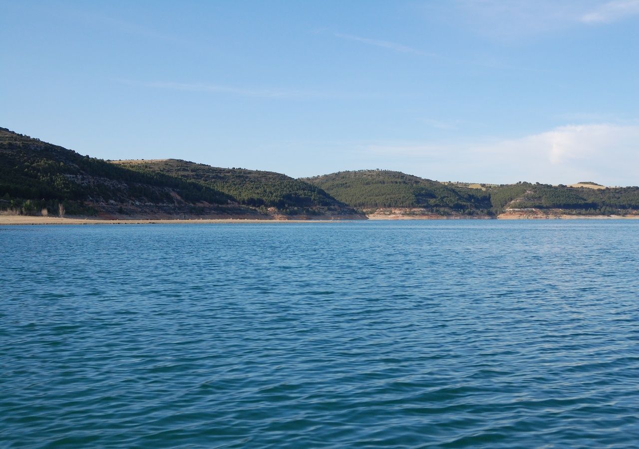 Entrepeñas forma parte del sistema del trasvase Tajo-Segura, uno de los sistemas hidráulicos más importantes del país, que abastece de agua a regiones del sureste español.