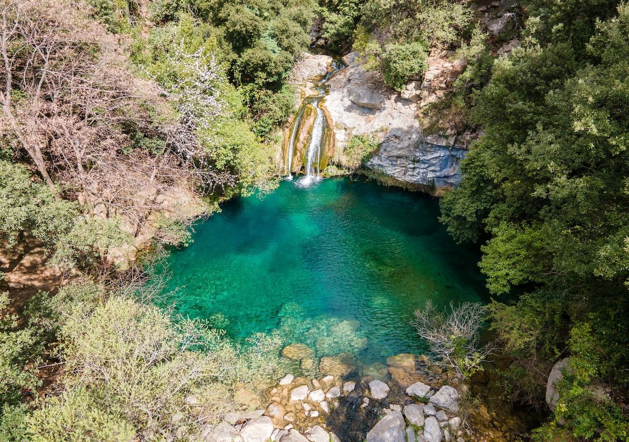 Las pozas y saltos de agua del Gorg Blau, en Sant Aniol d’Aguja, forman uno de los paisajes más espectaculares y refrescantes de la Alta Garrotxa.