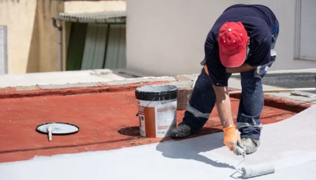 Pintar de blanco el techo sirve para reducir el calor del domicilio.