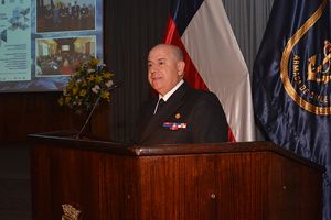 El discurso principal estuvo a cargo del Jefe del SERVIMET, Capitán de Fragata Oficial de Mar Luis VidalLuego, el Jefe del SERVIMET se refirió al nuevo fenómeno de las marejadas y cómo el efecto de la prontitud en la entrega de los avisos en las redes sociales, ha permitido llegar a más usuarios. Entrega de distinciones por años de servicioComo testimonio a sus abnegadas funciones al servicio de la especialidad y la Armada, se entregó un reconocimiento a los meteorólogos Miguel Fernández y Víctor Trujillo, quienes cumplieron 30 años de servicio y se acogieron a retiro de la Institución.6 junio 2016Fuente: OMM- Armada de Chile