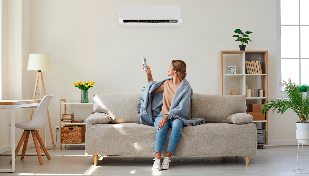 Utilizar el aire acondicionado para que tu casa (o tu oficina) parezca un iglú tiene consecuencias económicas, pero también en tu salud