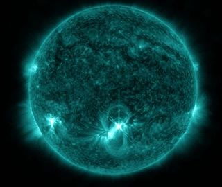 El Sol emite una fuerte llamarada solar de Clase X
