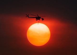 El sol "se salva" de un incendio por un helicóptero