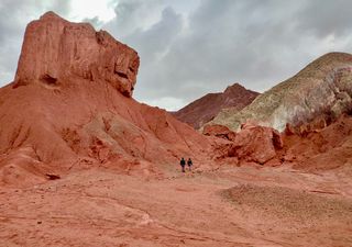 El sorprende valle con formaciones rocosas de múltiples colores a sólo 1 hora de San Pedro de Atacama