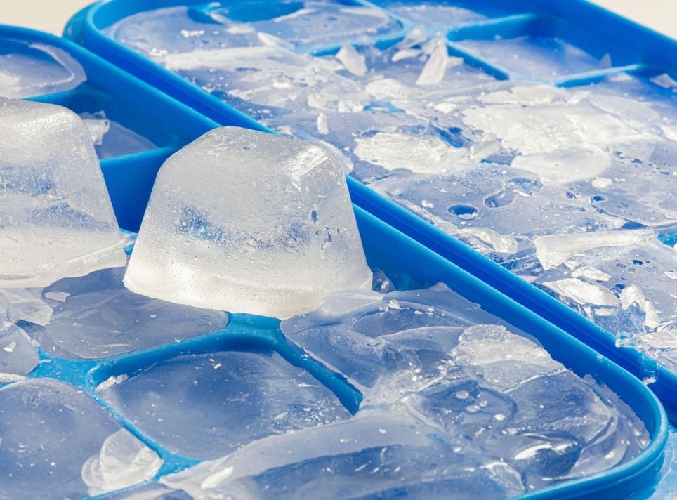 El sorprendente 'efecto Mpemba': la razón por la que se congela antes el agua caliente que la fría Cubitos de hielo