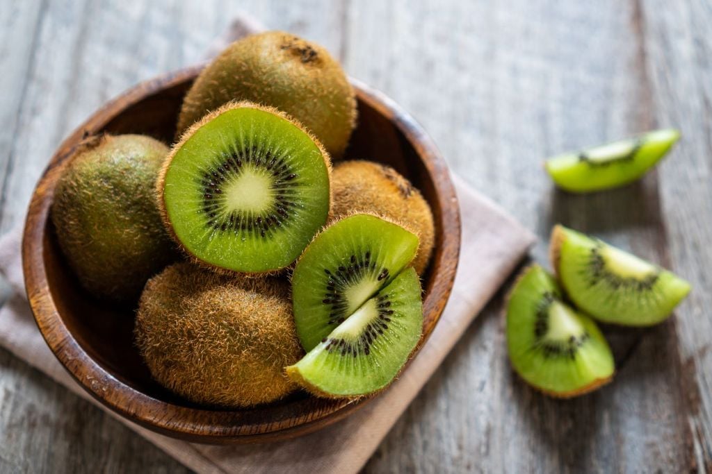 Con tan solo un kiwi al día, puedes cuidar de tus huesos, piel, tu estómago, articulaciones y corazón