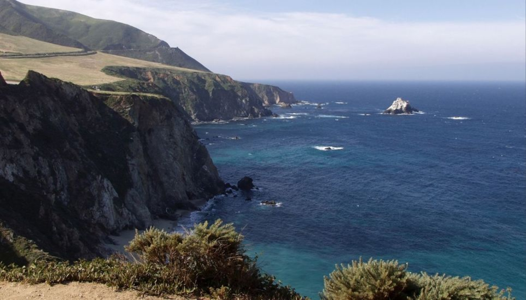 Durante eventos intensos de El Niño, el calentamiento del Pacífico puede debilitar el ascenso de aguas frías ricas en nutrientes, afectando la cadena alimentaria marina y la pesca.