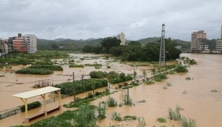 Super tif&oacute;n Noul de 162 km/h, golpea con furia el sur de China, causando devastaci&oacute;n e inundaciones