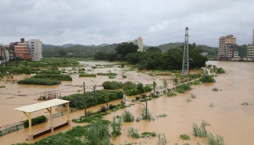 Super tif&oacute;n Noul de 162 km/h, golpea con furia el sur de China, causando devastaci&oacute;n e inundaciones