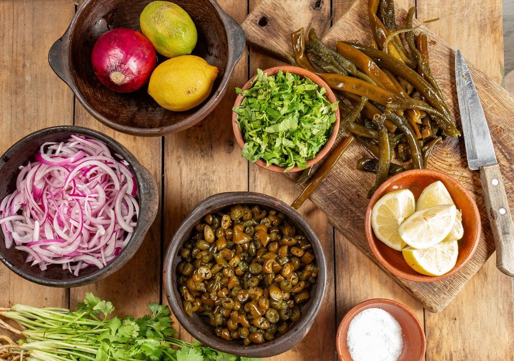 Una versión fresca y colorida del clásico costero, donde el cochayuyo se luce sin perder su esencia.