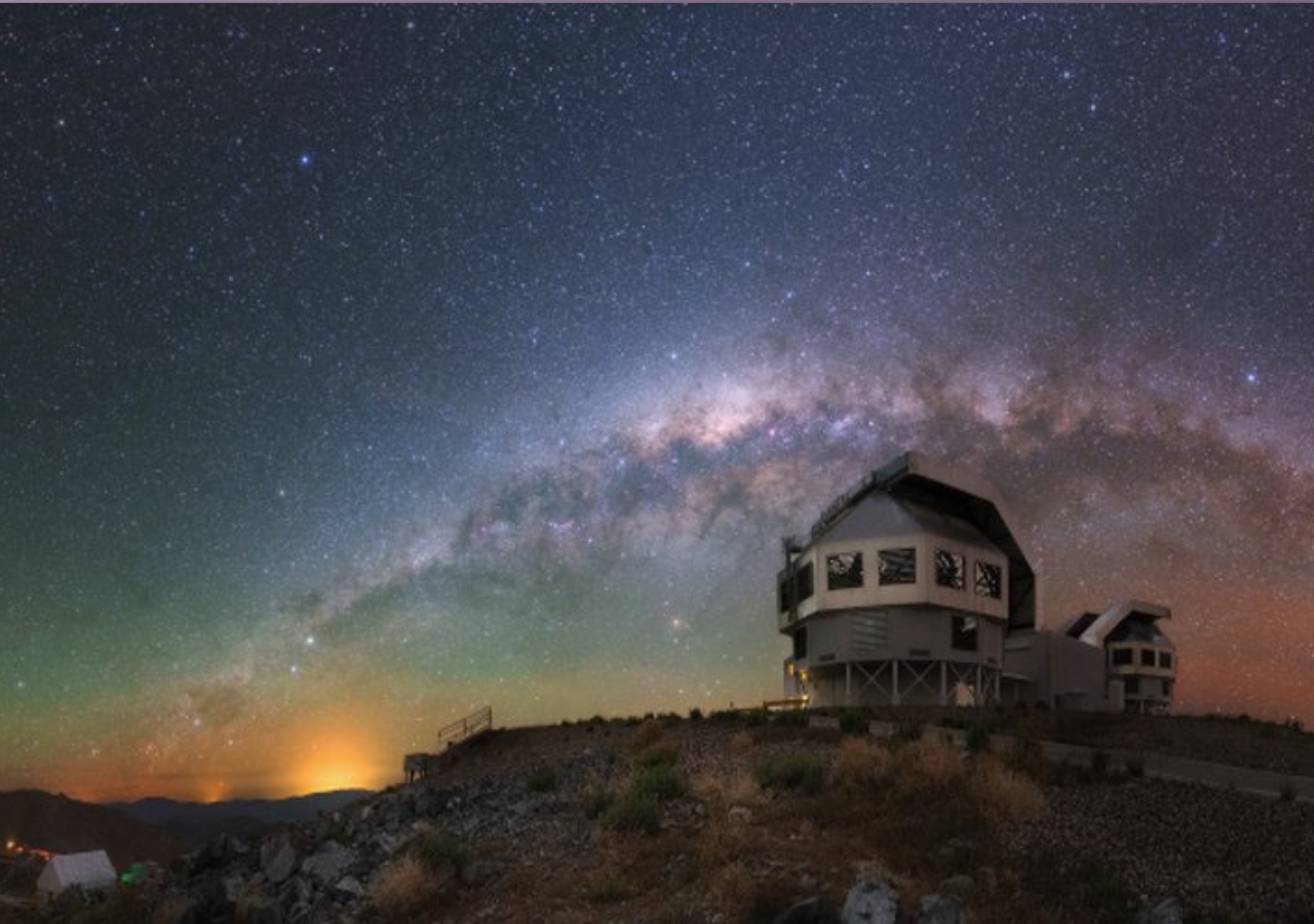 Los observatorios astronómicos se construyen en lugares altos para evitar la contaminación lumínica y atmosférica. A mayor altitud, el aire es más limpio y estable, lo que permite observar el cielo con mayor nitidez y precisión (imagen obtenida de Carnegie Las Campanas Observatory).