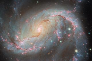 El telescopio espacial Hubble capta una galaxia espiral con infinidad de luces diferentes y llamativas