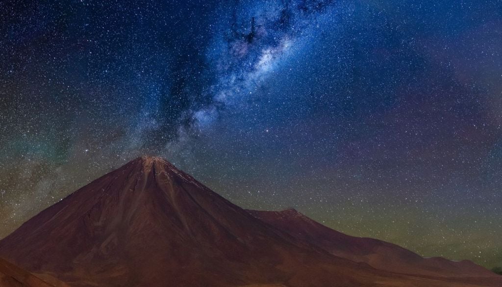 Cielo nocturno en el desierto de Atacama, donde la baja humedad y la escasa nubosidad permiten observar el cosmos con una nitidez excepcional.