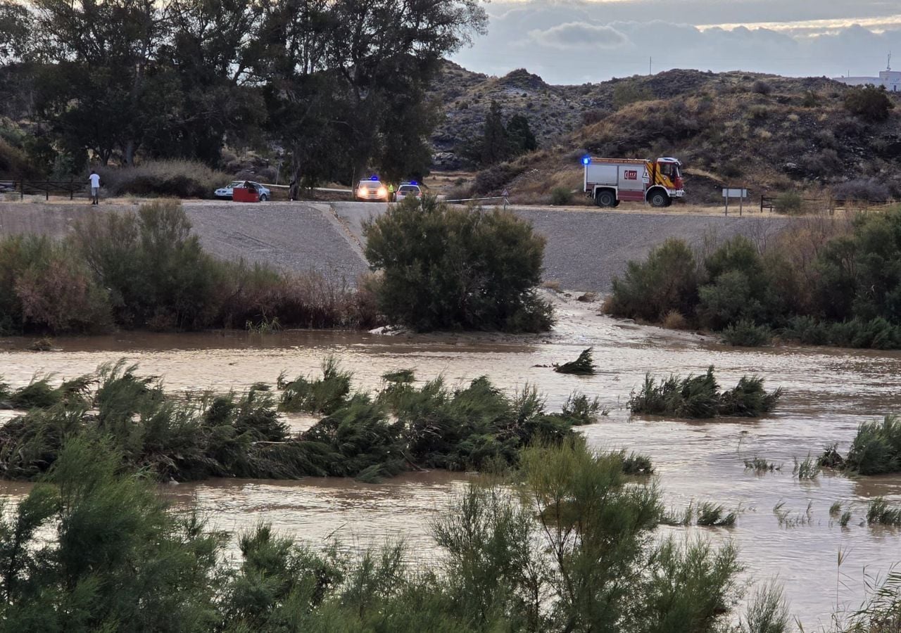 Su vehículo fue sorpendido por una fuerte avenida de agua en la rambla Mulería durante el episodio de lluvias torrenciales.
