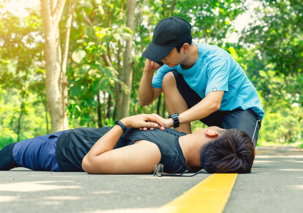 persona auxiliando a un desmayado persona auxiliando a un desmayado