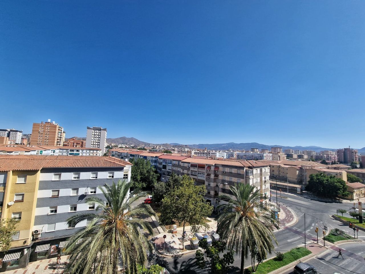 Cielo despejado en la ciudad de Málaga el 1 de agosto de 2023 como consecuencia de la entrada del terral. Fotografía: José Luis Escudero
