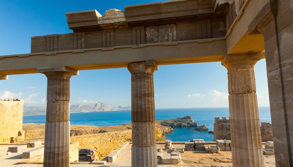 la Acrópolis de Lindos, uno de los conjuntos arqueológicos más relevantes de Grecia.