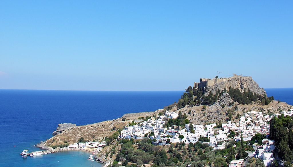 Vista aérea de Lindos y su Acrópolis.