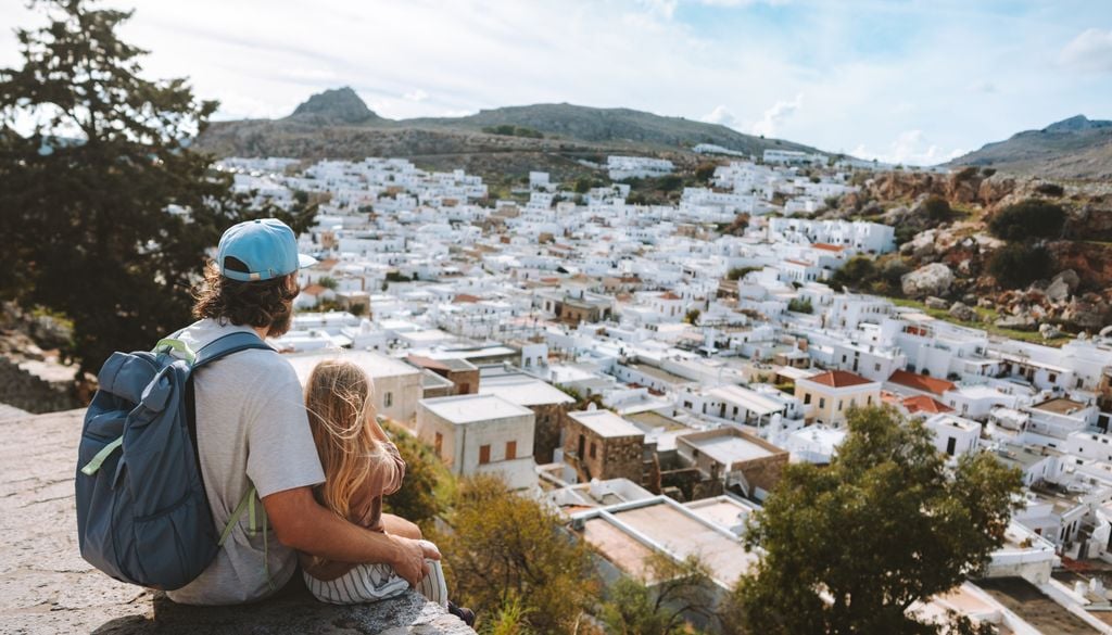 La tranquilidad de Lindos lo convierte en un magnífico destino para viajar en familia.