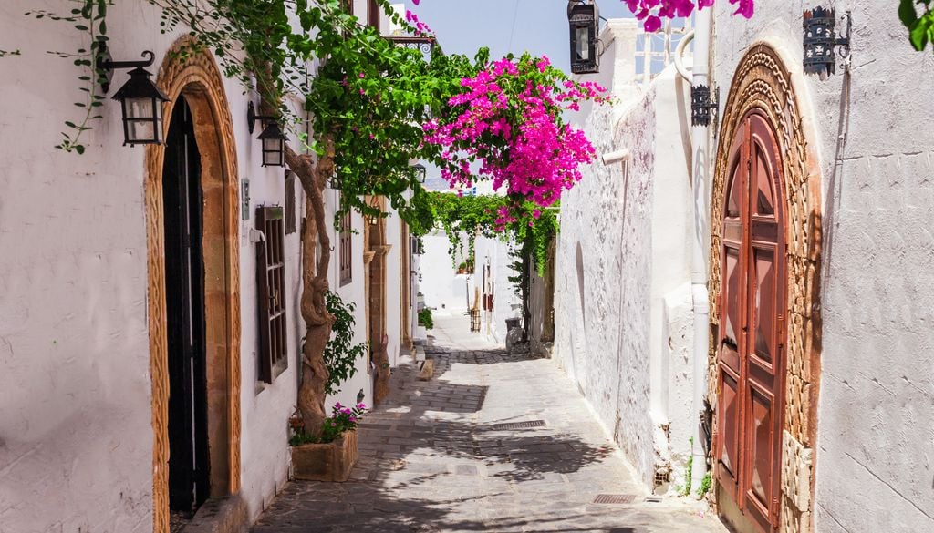 Típica calle encalada de Lindos, en la isla griega de Rodas.