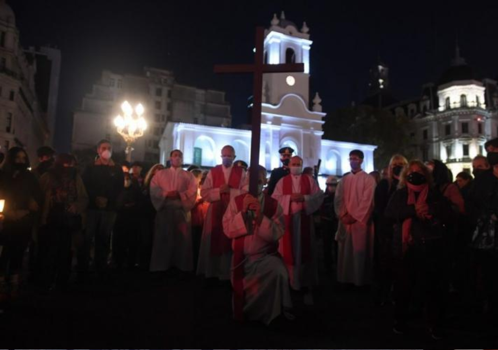Celebración del Vía Crucis en Semana Santa, una tradición que reúne a fieles en actividades religiosas al aire libre (imagen de referencia). Créditos: Aica.