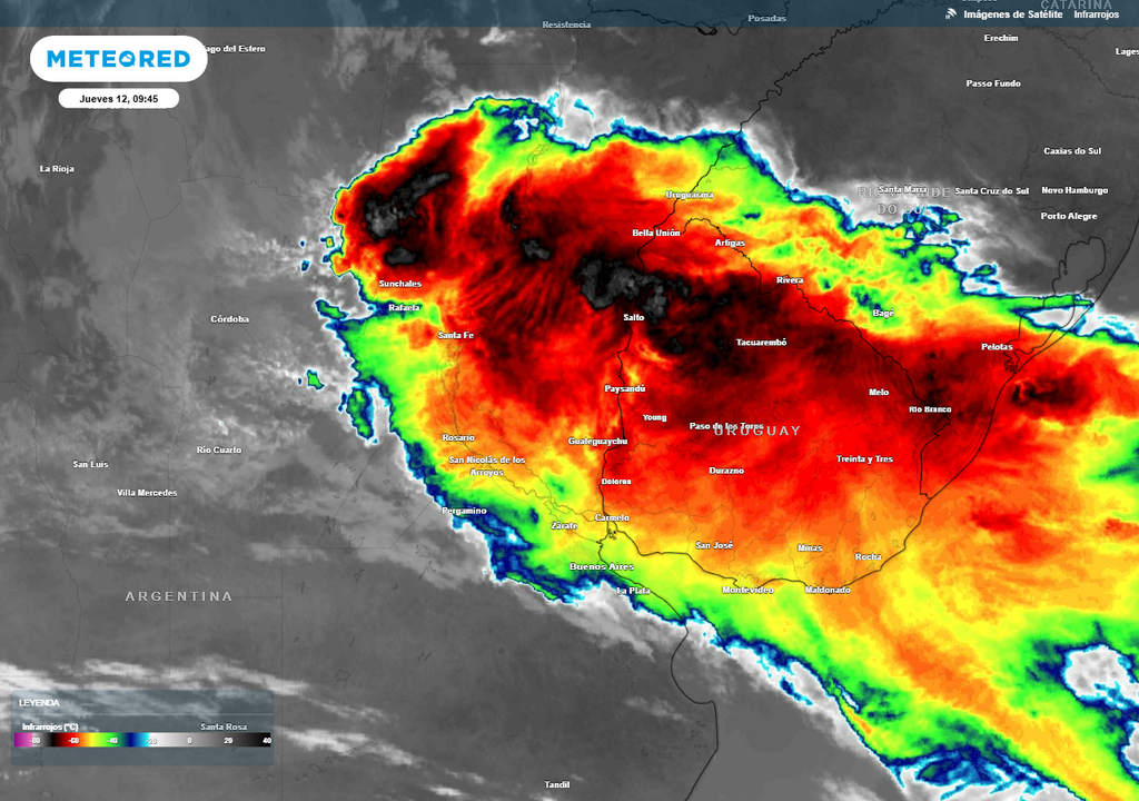 Luego de las tormentas aisladas con granizo en la madrugada sobre Buenos Aires, se consolidó un gran sistema de tormentas sobre el Litoral.