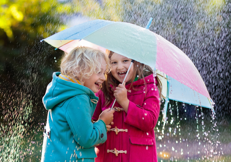 niños con paraguas