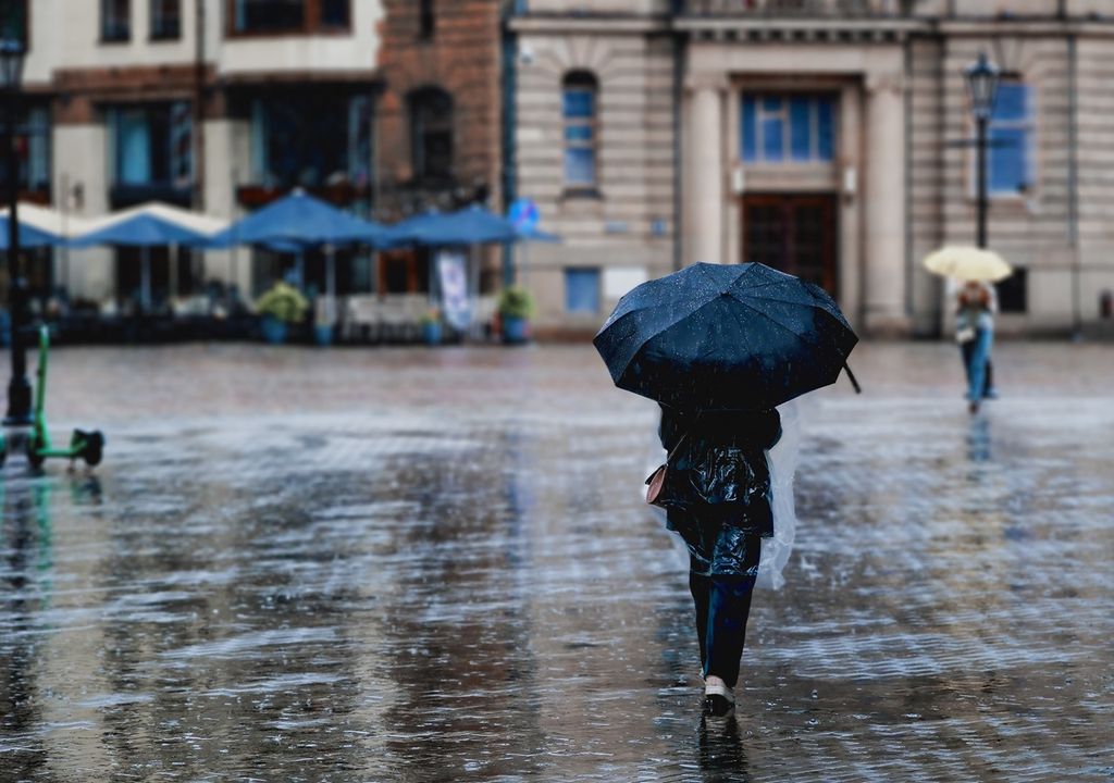 personas caminando con paraguas en las calles de una ciudad en un día de lluvia
