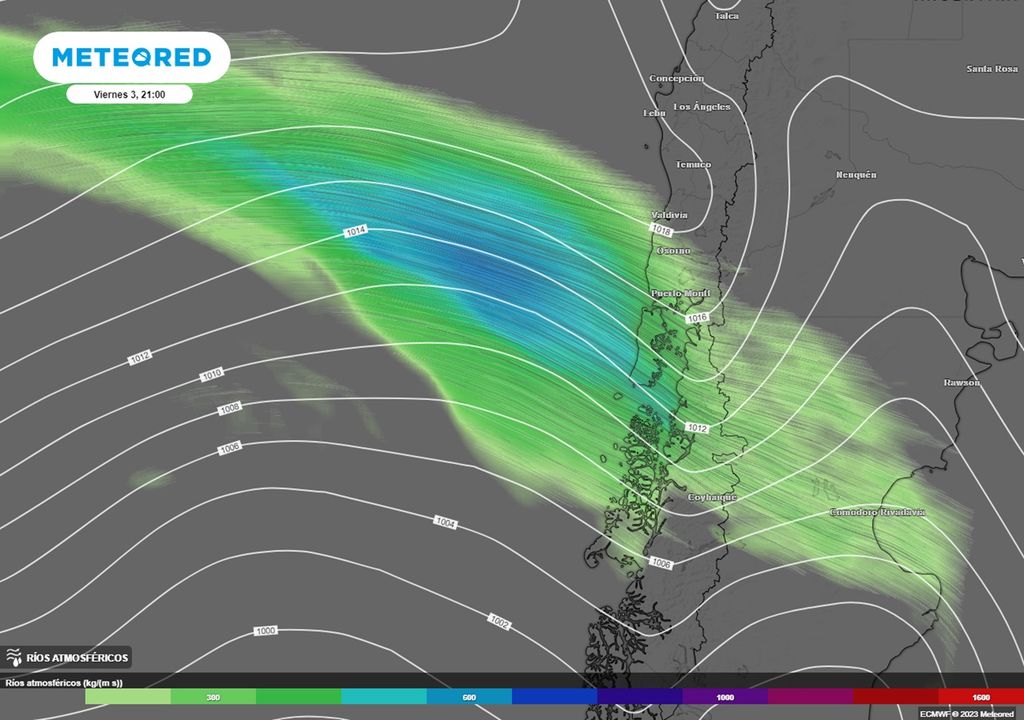 Mapa que muestra el aporte de humedad de un río atmosférico hacia las regiones de Aysén y Los Lagos Mapa que muestra el aporte de humedad de un río atmosférico hacia las regiones de Aysén y Los Lagos