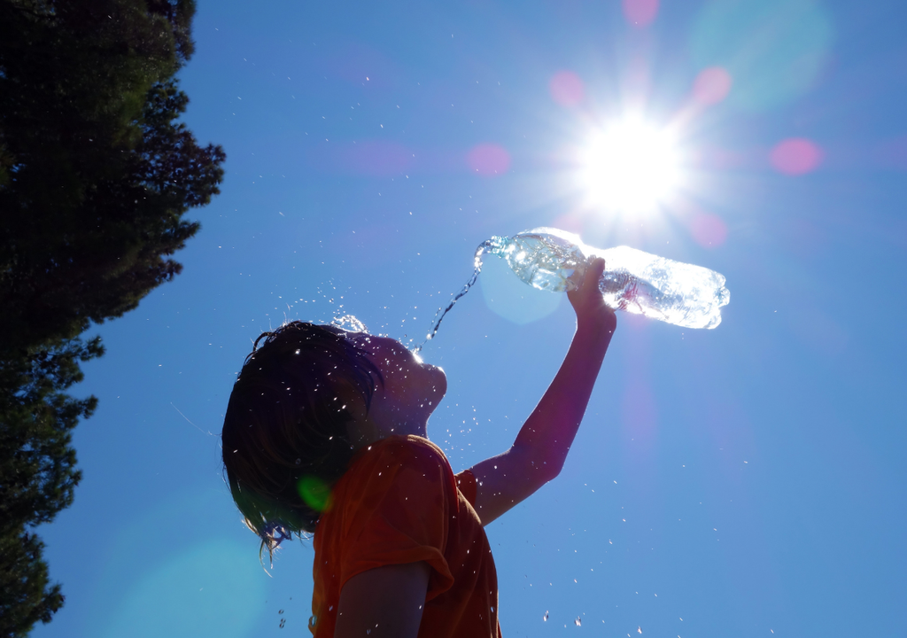 niño con botella de agua.