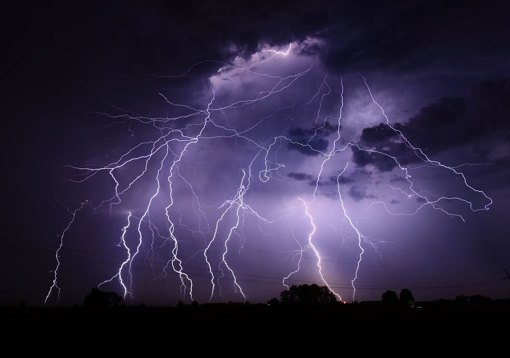 tormenta eléctrica con rayos visibles durante la noche