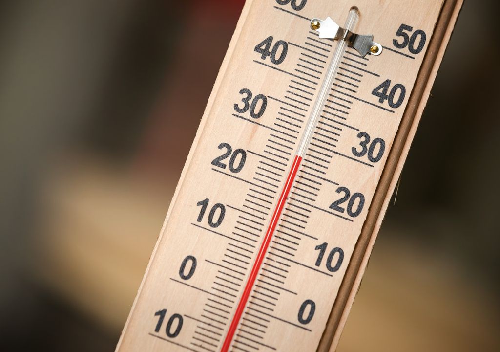 termómetro casero marcando más de 25 grados de temperatura del aire