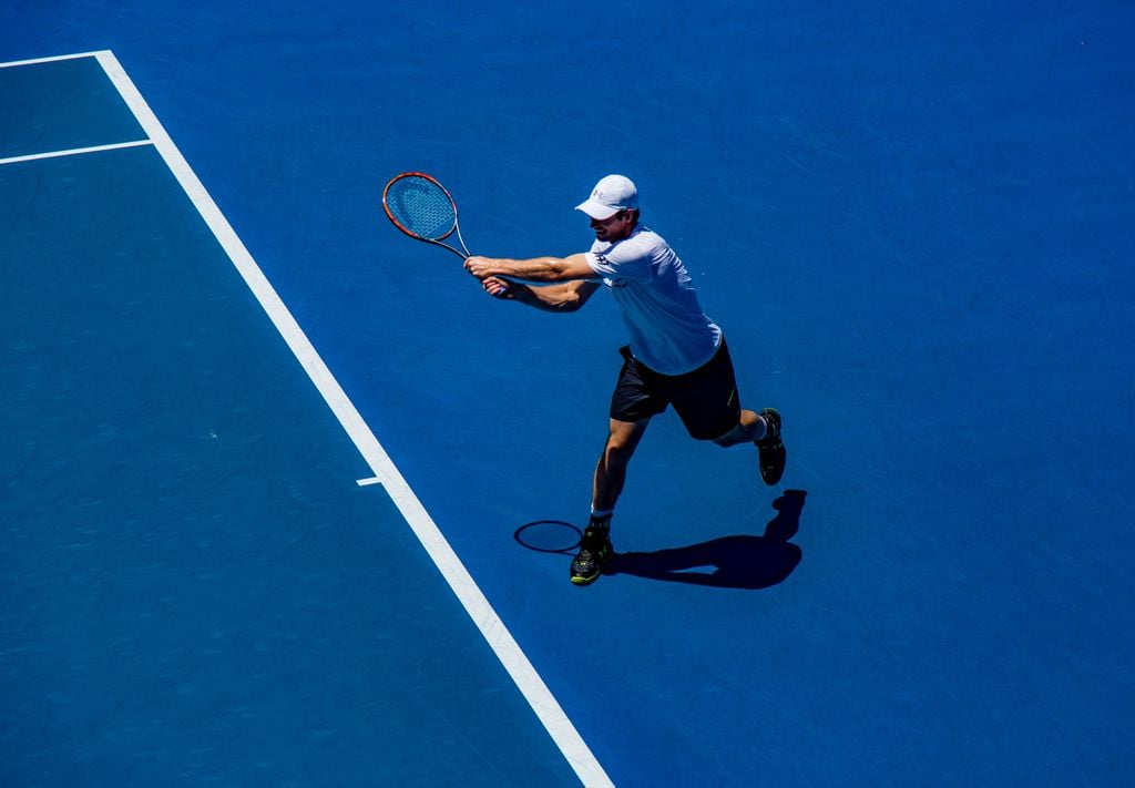 Jugando al tenis en una pista de Australia con calor sofocante. Foto de Christopher Burns 