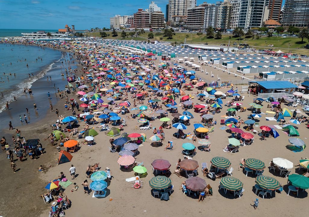 La costa atlántica bonaerense es el destino preferido por millones de argentinos para gozar de sus vacaciones. Conocer el pronóstico del tiempo se vuelve indispensable para poder disfrutar a pleno.