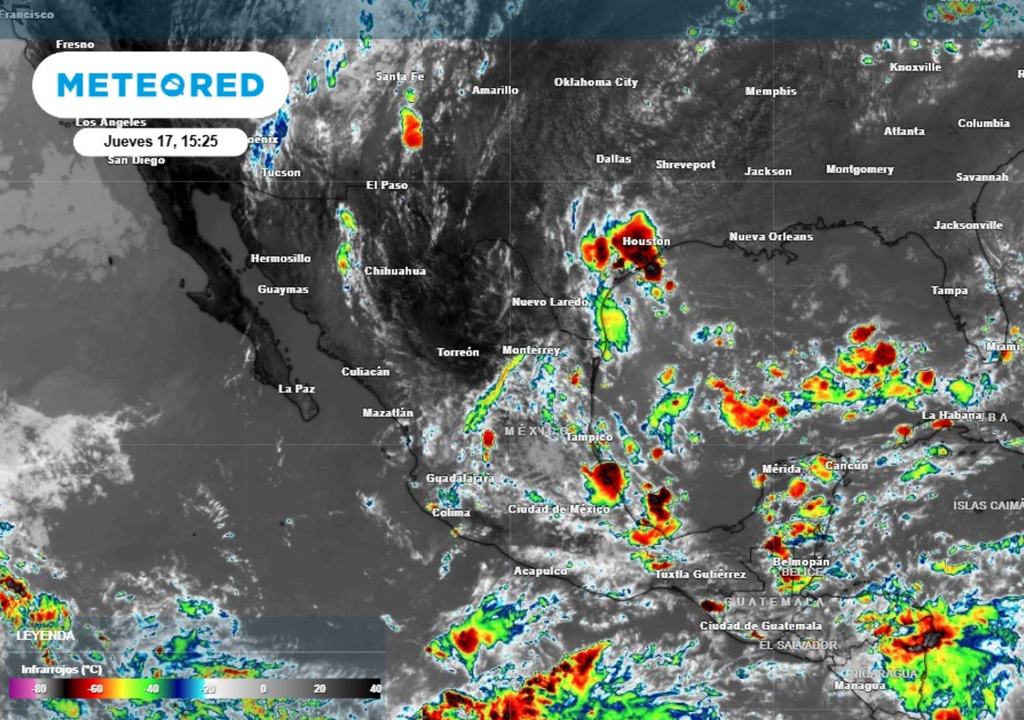 Ondas tropicales, vaguadas, bajas presiones y el monzón mexicano siguen generando fuertes lluvias en México.
