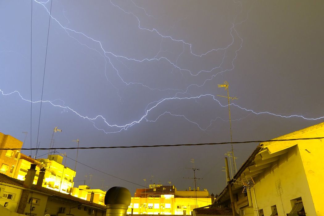 Rayos captados esta madrugada por Tonny Romero (Astramet) en la ciudad de Valencia.