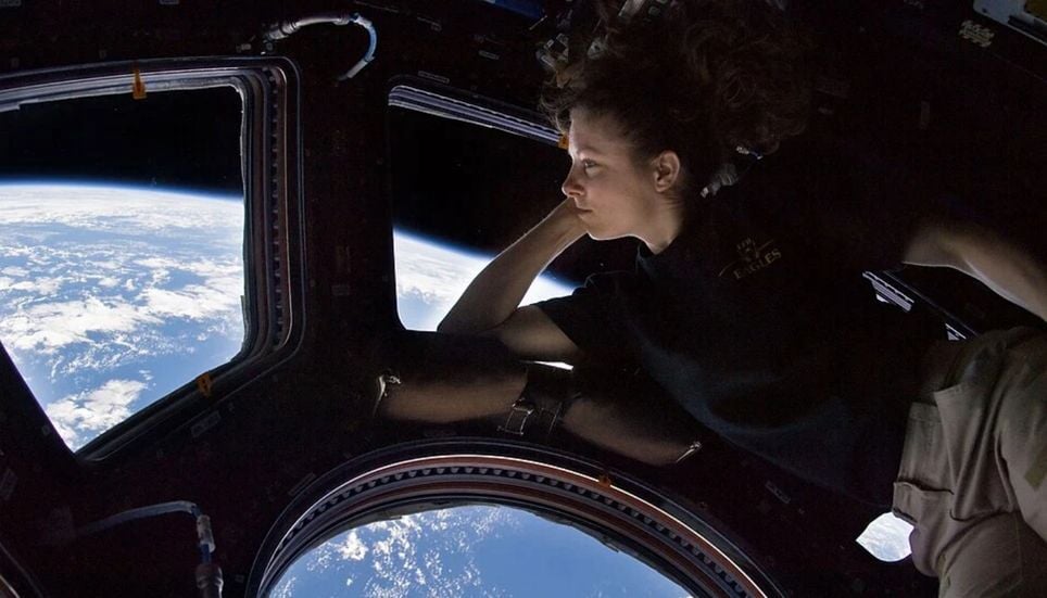 Astronautas higado espacio La astronauta de la NASA Tracy Caldwell Dyson observa la Tierra desde la cúpula de la Estación Espacial Internacional. Crédito: NASA.