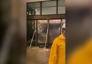 El tifón Ragasa azota China: la marejada ciclónica golpea casas y hoteles, entra en ellos y siembra la destrucción