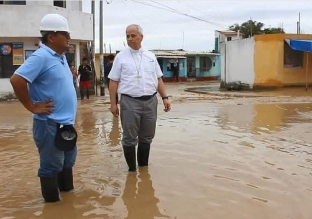 A campanha: “Perú da la mano”. Na foto, um vizinho afetado pelas chuvas com o bispo Robert Prevost, que presta assistência às famílias mais afetadas por enchentes e deslizamentos de terra no país (2023). Créditos: A quem possa interessar A campanha: “Perú da la mano”. Na foto, um vizinho afetado pelas chuvas com o bispo Robert Prevost, que presta assistência às famílias mais afetadas por enchentes e deslizamentos de terra no país (2023). Créditos: A quem possa interessar