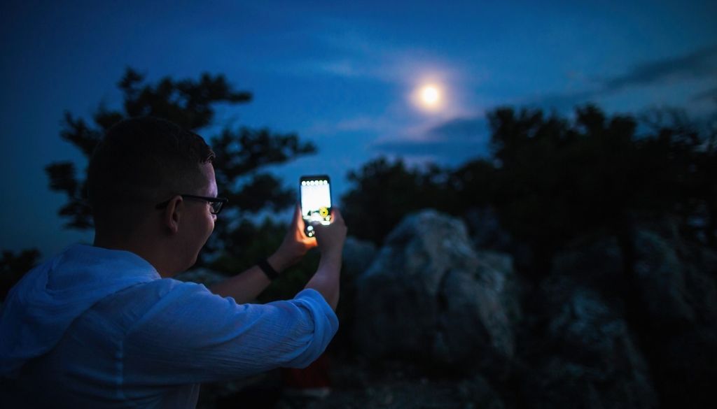 Una forma muy rápida de comprobar el tamaño de la Luna es tomándole una foto con nuestro celular.