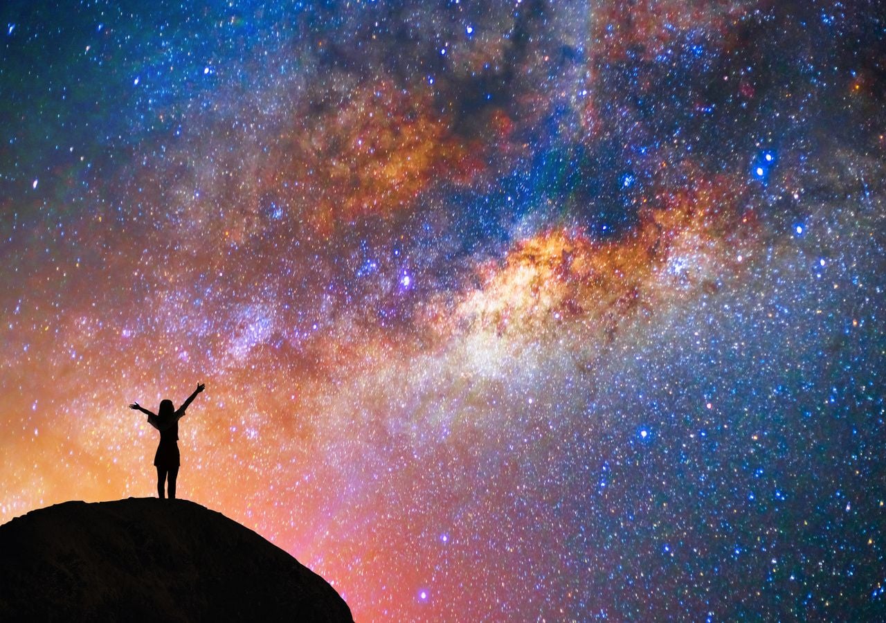 Die scheinbare Bewegung eines nahen Sterns vor dem Hintergrund weiter entfernter Sterne, während die Erde um die Sonne kreist, wird als Sternparallaxe bezeichnet.