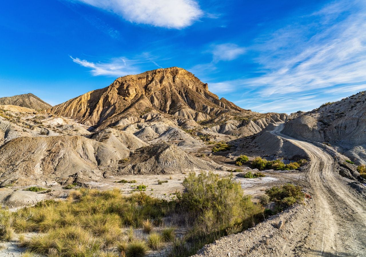 No hay grandes dunas como en el Sáhara, pero el único desierto del continente europeo se encuentra en España: descubre sus paisajes lunares.