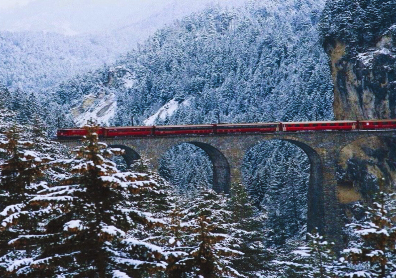 "El Chepe" es un ferrocarril para pasajeros que ofrece una aventura invernal durante los meses de diciembre y febrero. Imagen tomada de Gobierno de México.