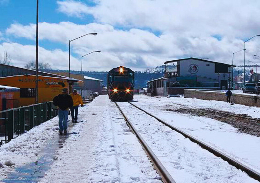 El Chepe ofrece dos rutas. La turística ofrece diferentes servicios según la modalidad y los costos son según la temporada. El Chepe ofrece dos rutas. La turística ofrece diferentes servicios según la modalidad y los costos son según la temporada.
