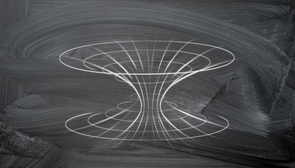 Generlamente, el tejido del espacio-tiempo cerca de un agujero negro se representa con líneas curvas.